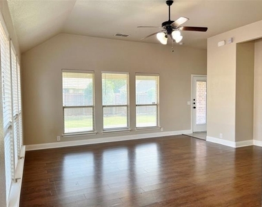 6613 Meadow Glen Drive - Photo Thumbnail 8