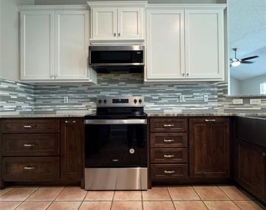304 E Clover Park Drive - Photo Thumbnail 6