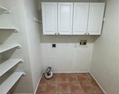 304 E Clover Park Drive - Photo Thumbnail 11
