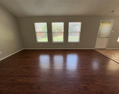 304 E Clover Park Drive - Photo Thumbnail 9