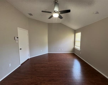 304 E Clover Park Drive - Photo Thumbnail 15