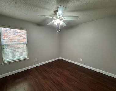 304 E Clover Park Drive - Photo Thumbnail 22