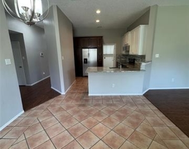 304 E Clover Park Drive - Photo Thumbnail 7