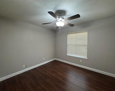 304 E Clover Park Drive - Photo Thumbnail 21