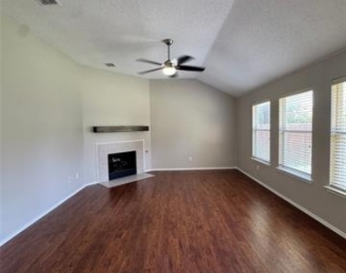 304 E Clover Park Drive - Photo Thumbnail 10