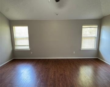 304 E Clover Park Drive - Photo Thumbnail 13