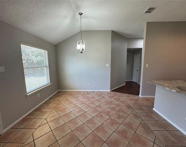 304 E Clover Park Drive - Photo Thumbnail 4