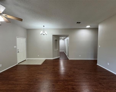 304 E Clover Park Drive - Photo Thumbnail 1