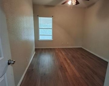 5203 Bexar Street - Photo Thumbnail 10