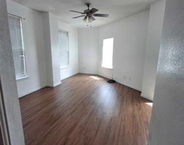5203 Bexar Street - Photo Thumbnail 5