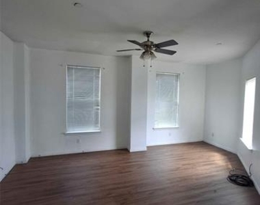 5203 Bexar Street - Photo Thumbnail 6