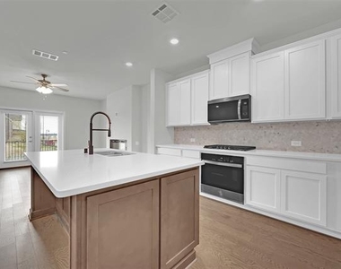 7929 Bayside Drive - Photo Thumbnail 8