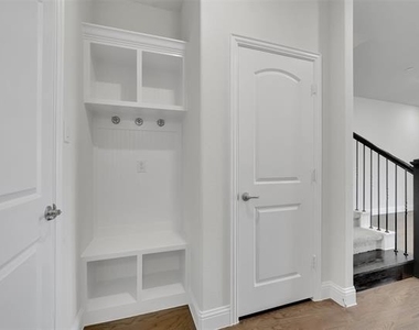 7929 Bayside Drive - Photo Thumbnail 10