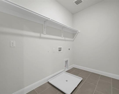 7929 Bayside Drive - Photo Thumbnail 21
