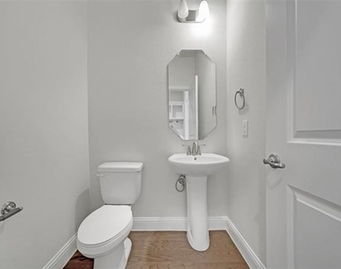 7929 Bayside Drive - Photo Thumbnail 11