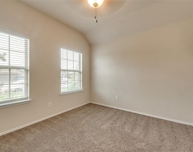 4721 Lazy Oaks Street - Photo Thumbnail 10