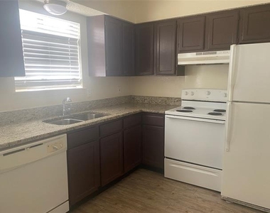 2826 Wimbledon Court - Photo Thumbnail 7