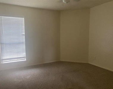 2826 Wimbledon Court - Photo Thumbnail 13
