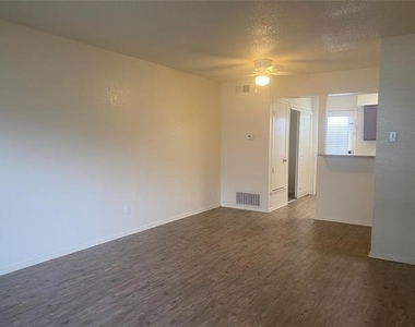2826 Wimbledon Court - Photo Thumbnail 6