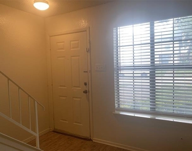 2826 Wimbledon Court - Photo Thumbnail 2