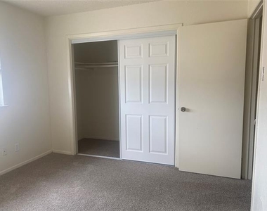 2826 Wimbledon Court - Photo Thumbnail 14