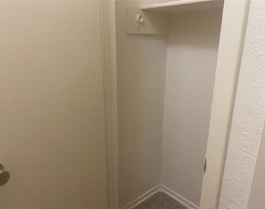 2826 Wimbledon Court - Photo Thumbnail 10