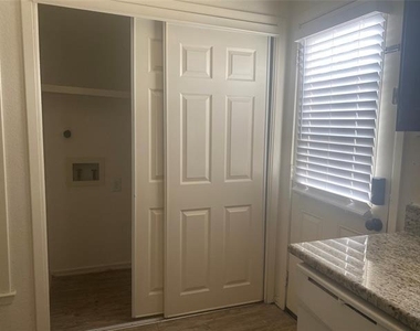 2826 Wimbledon Court - Photo Thumbnail 8