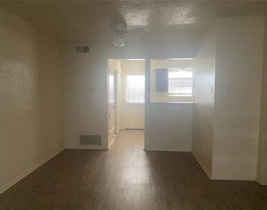 2826 Wimbledon Court - Photo Thumbnail 4