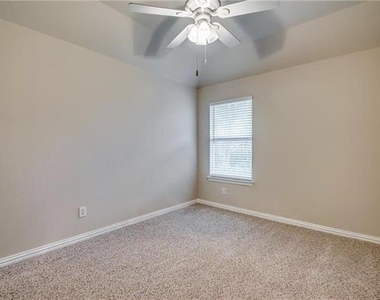 811 Creekside Drive - Photo Thumbnail 14