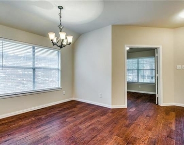 811 Creekside Drive - Photo Thumbnail 5