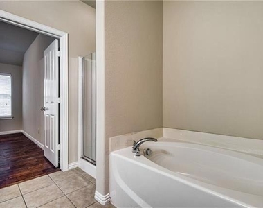 811 Creekside Drive - Photo Thumbnail 16