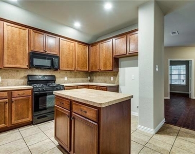 811 Creekside Drive - Photo Thumbnail 8