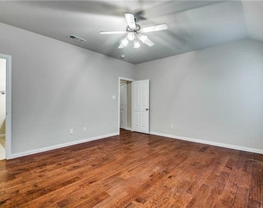 811 Creekside Drive - Photo Thumbnail 12