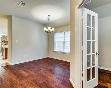 811 Creekside Drive - Photo Thumbnail 9