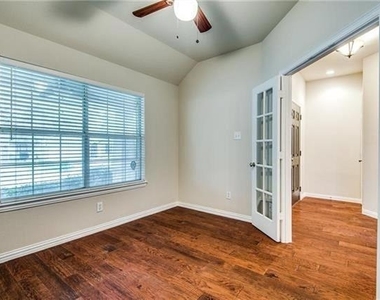811 Creekside Drive - Photo Thumbnail 10