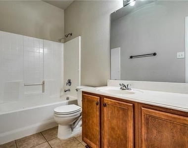 811 Creekside Drive - Photo Thumbnail 11