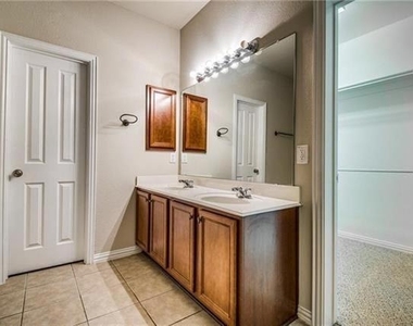 811 Creekside Drive - Photo Thumbnail 15