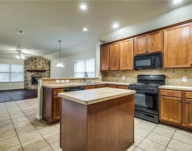811 Creekside Drive - Photo Thumbnail 7