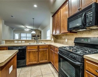 811 Creekside Drive - Photo Thumbnail 6