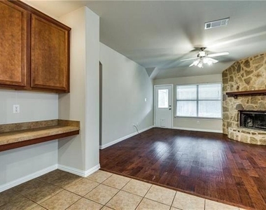 811 Creekside Drive - Photo Thumbnail 3
