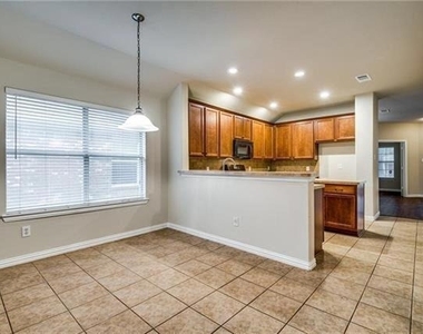 811 Creekside Drive - Photo Thumbnail 4