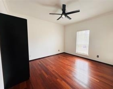 1700 Amelia Court - Photo Thumbnail 4