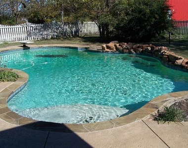 802 N Powell Parkway - Photo Thumbnail 2