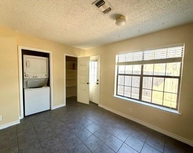 716 W Mulberry Street - Photo Thumbnail 12