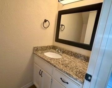 716 W Mulberry Street - Photo Thumbnail 10