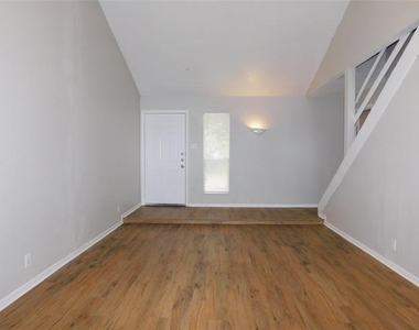 1915 Kingswood Court - Photo Thumbnail 2