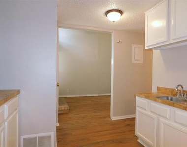 1915 Kingswood Court - Photo Thumbnail 5