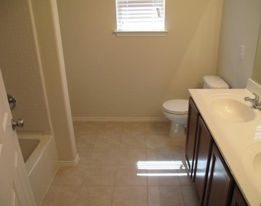 1609 Lone Pine Drive - Photo Thumbnail 6