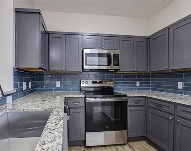 10724 Astor Drive - Photo Thumbnail 9