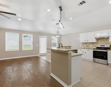 1006 Lake Dallas Drive - Photo Thumbnail 17